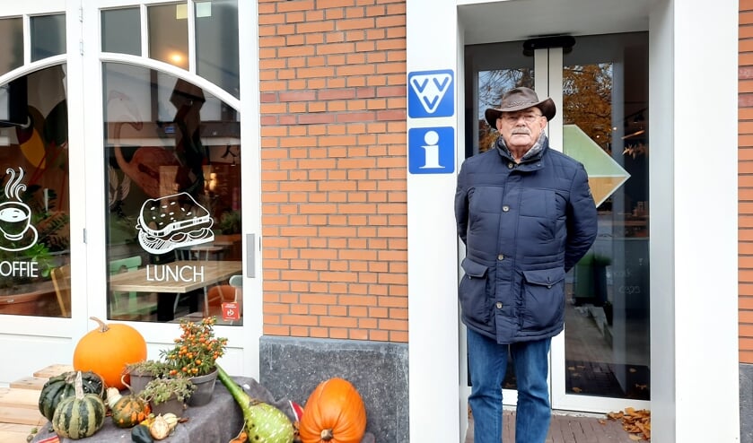 <p>Ron Krabben bij de VVV in Het Blok in Lichtenvoorde; startpunt van de nieuwe route. Foto: Kyra Broshuis</p>