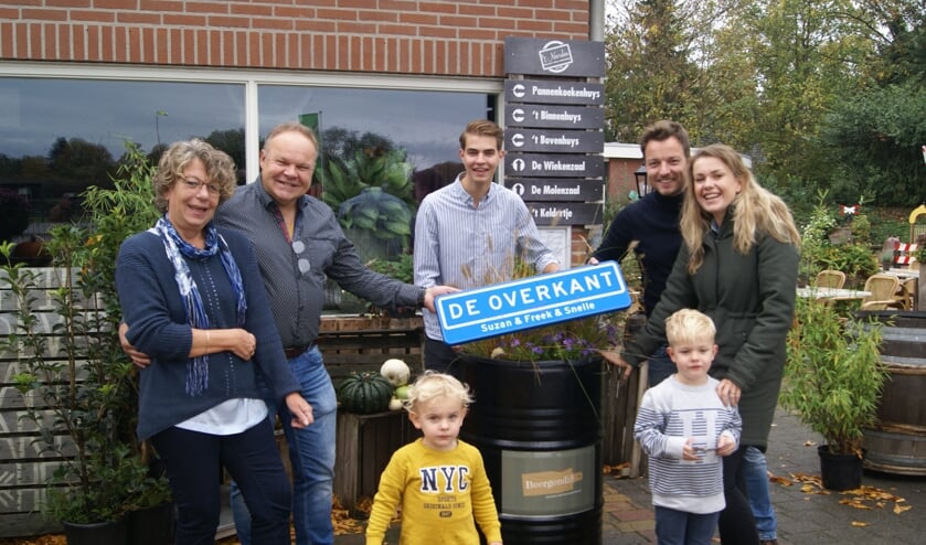 <p>De familie Hüning van 't Noorden en Joppe samen met het bord. Foto: Eva Schipper</p>