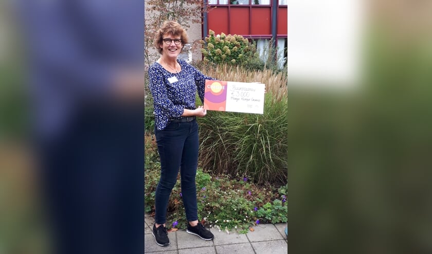<p>Henriëtte Reuvekamp met de cheque van het Oranjefonds Buurtcadeau. Foto: PR Molenberg</p>