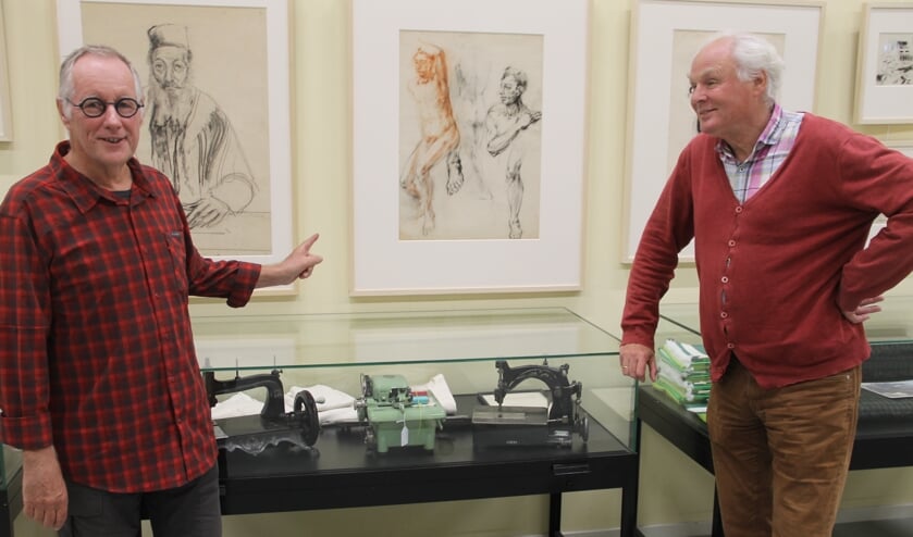 <p>Sjoerd Kemeling (l) en Hans van Lith bij de collectie van Max van Dam in de Museumfabriek, "Wij hebben de grootste collectie ter wereld van Van Dam en daar zijn we bijzonder trots op." foto Lineke Voltman</p>