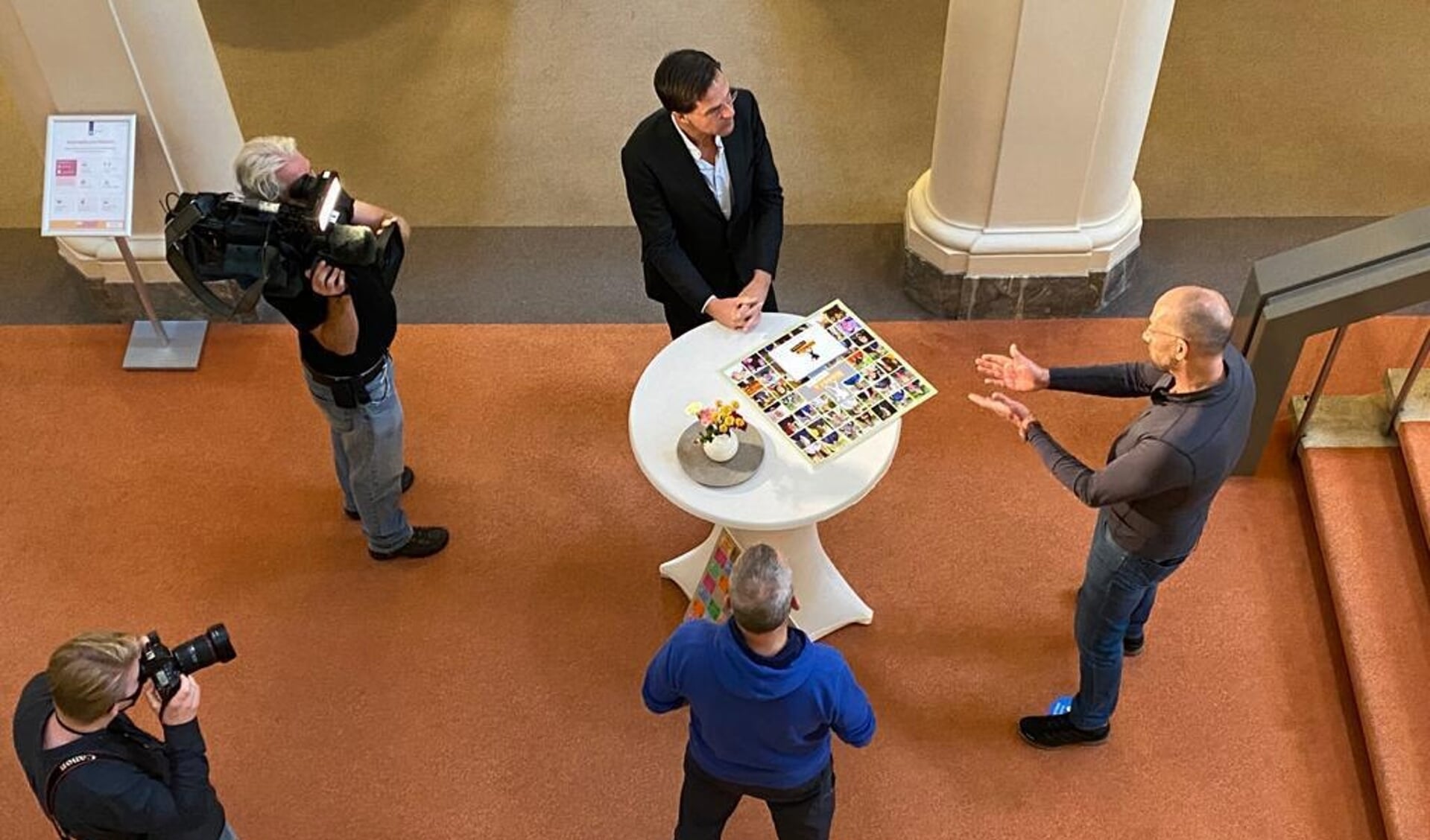 Belangstelling van de pers voor het bezoek van Bert van Zijtveld en Alain Schepers bij premier Mark Rutte. Foto: Algemene Zaken
