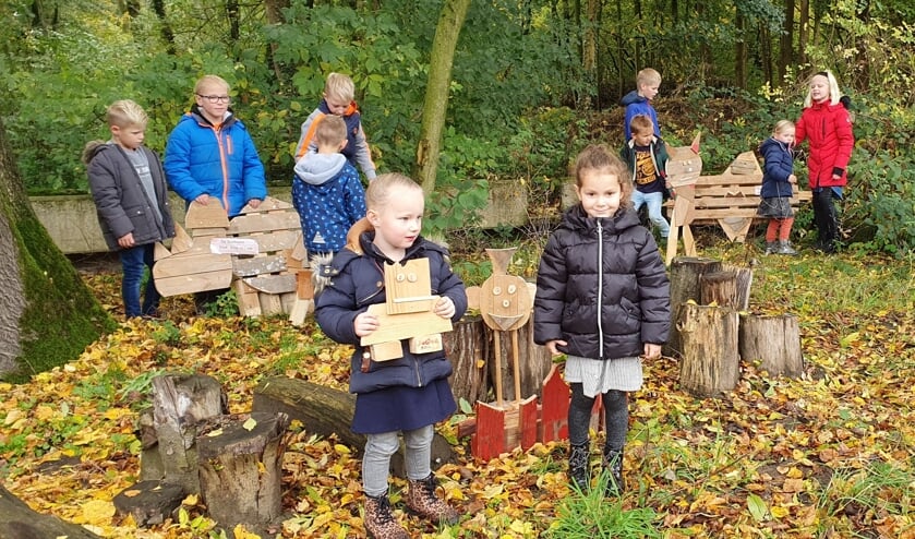 De kinderen zijn terecht trots op hun kunstwerken. Foto: Rob Weeber