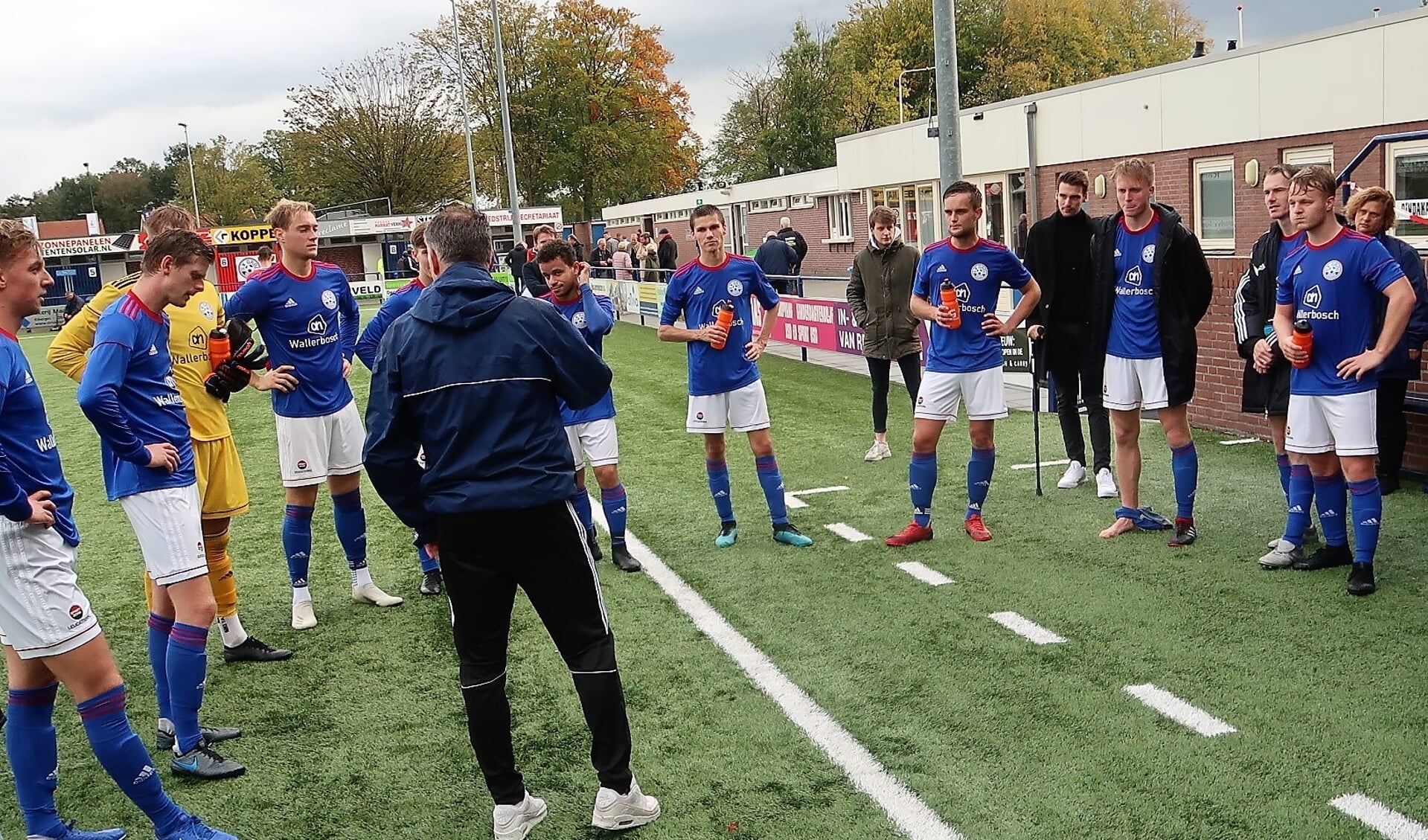 Hoofdtrainer William Krabbenborg feliciteert zijn manschappen na de fraaie 5-1 overwinning op Bon Boys. Foto: Theo Huijskes