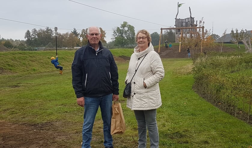 <p>Willy Vaags (links) en zijn vrouw voor de nieuwste aanwinst van Ravott'n. Foto: Mark Ebbers</p>