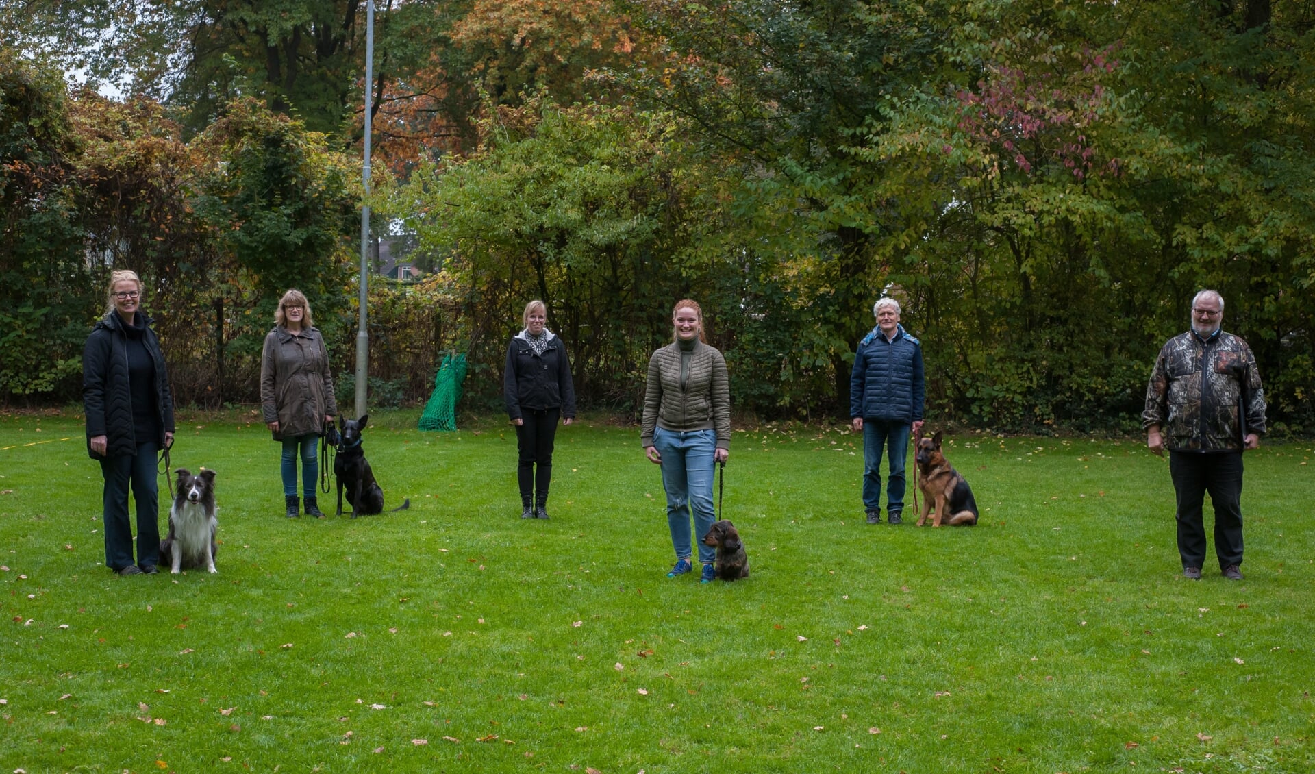 De Obedience-geslaagden, v.l.n.r. N. Luttikholt B.Maas, M.Ansink, D.Trienes-Oonk, P. Lichtenberg en exminator Tom Hofman