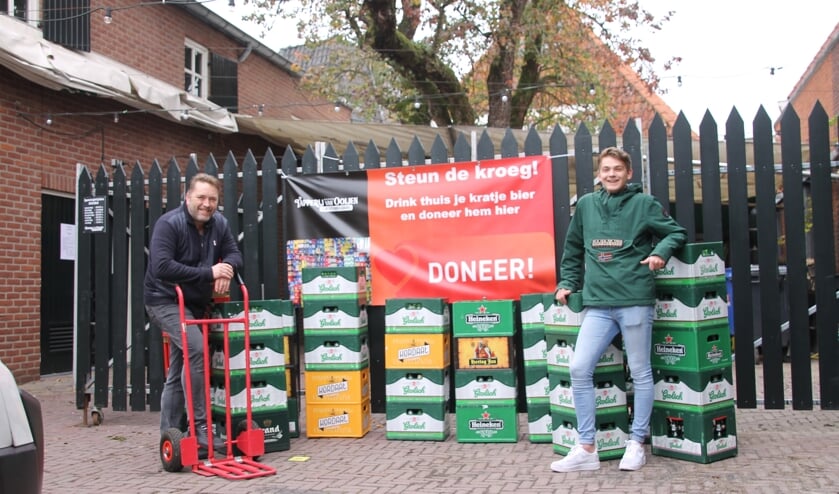 <p>Maurice Rietberg (links) en medewerker Luka met een aantal gedoneerde kratten. Foto: Annekée Cuppers</p>