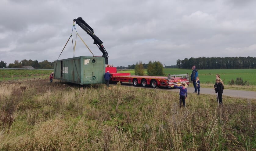 De zeecontainer wordt afgeleverd op de toekomstige midwinterhoornplantage door de firma Slootsmid. Foto: Rob Stevens