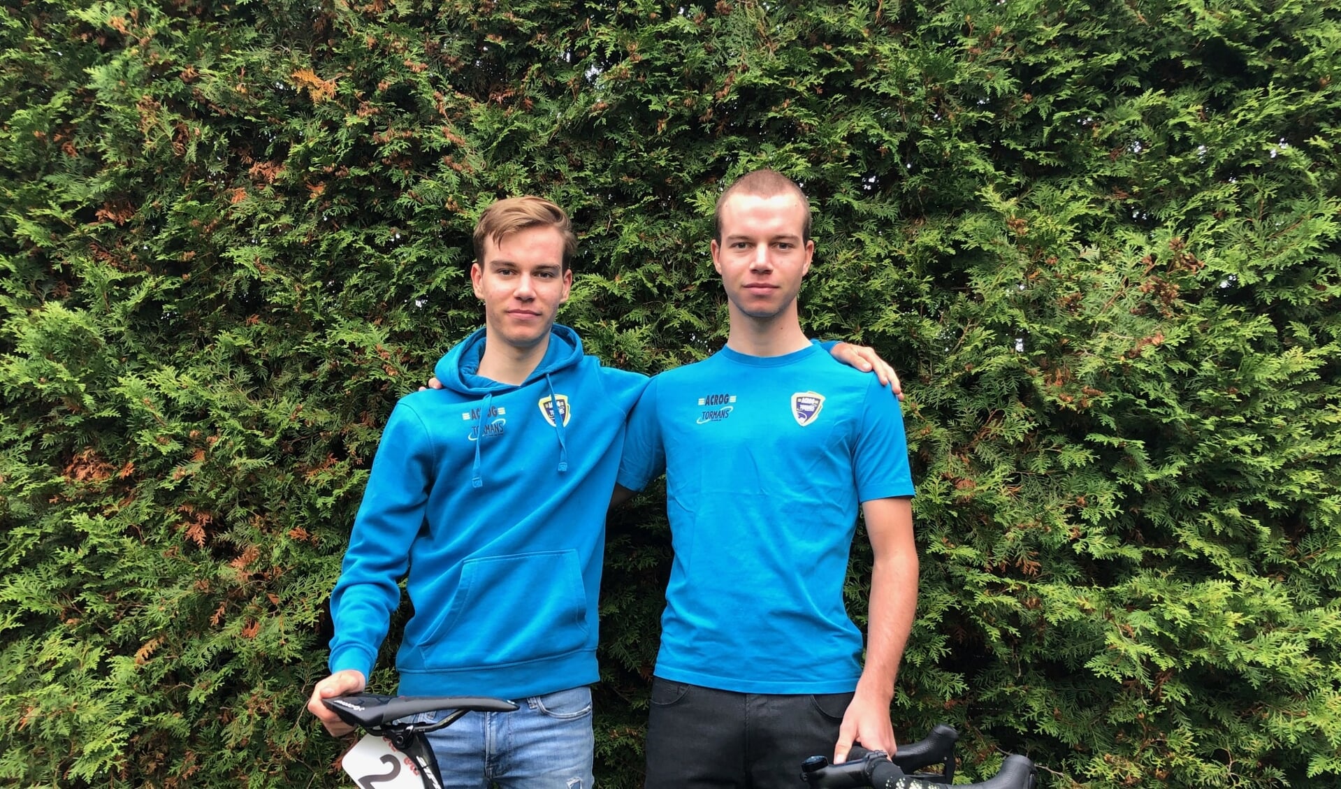 Pepijn Reinderink (rechts) samen met jongere broer Joris, doet bij het talententeam van Sunweb een gooi naar een profcontract: “Ik ga komend jaar alles op alles zetten.” Foto: PR