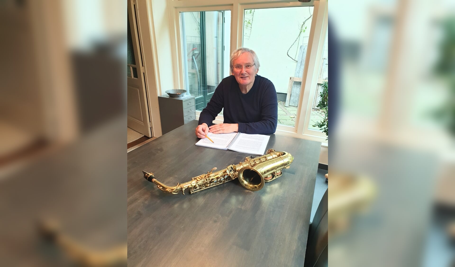 Bennie Waanders, met zijn manuscript en natuurlijk de saxofoon. Foto: Hetty ten Hoopen