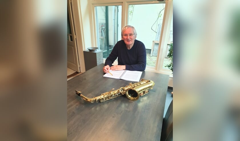 <p>Bennie Waanders, met zijn manuscript en natuurlijk de saxofoon. Foto: Hetty ten Hoopen</p>