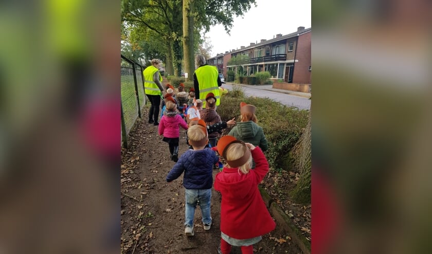 <p>Getooid met een zelfgemaakte kaboutermuts gingen de peuters op zoek naar de kabouters. Foto: PR</p>