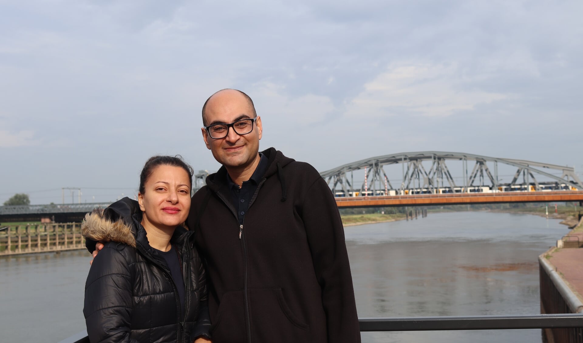 Ehsan Bazei en zijn vrouw Maasi bij de IJssel in Zutphen. Foto: Gerwin Nijkamp