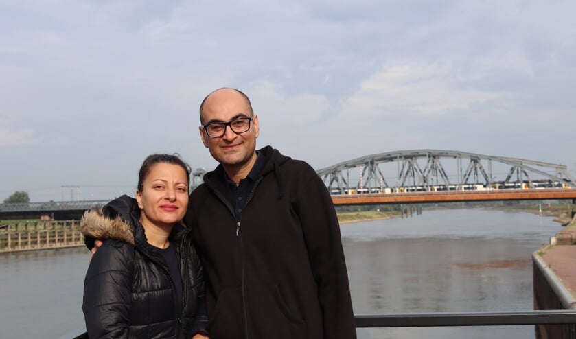 <p>Ehsan Bazei en zijn vrouw Maasi bij de IJssel in Zutphen. Foto: Gerwin Nijkamp</p>