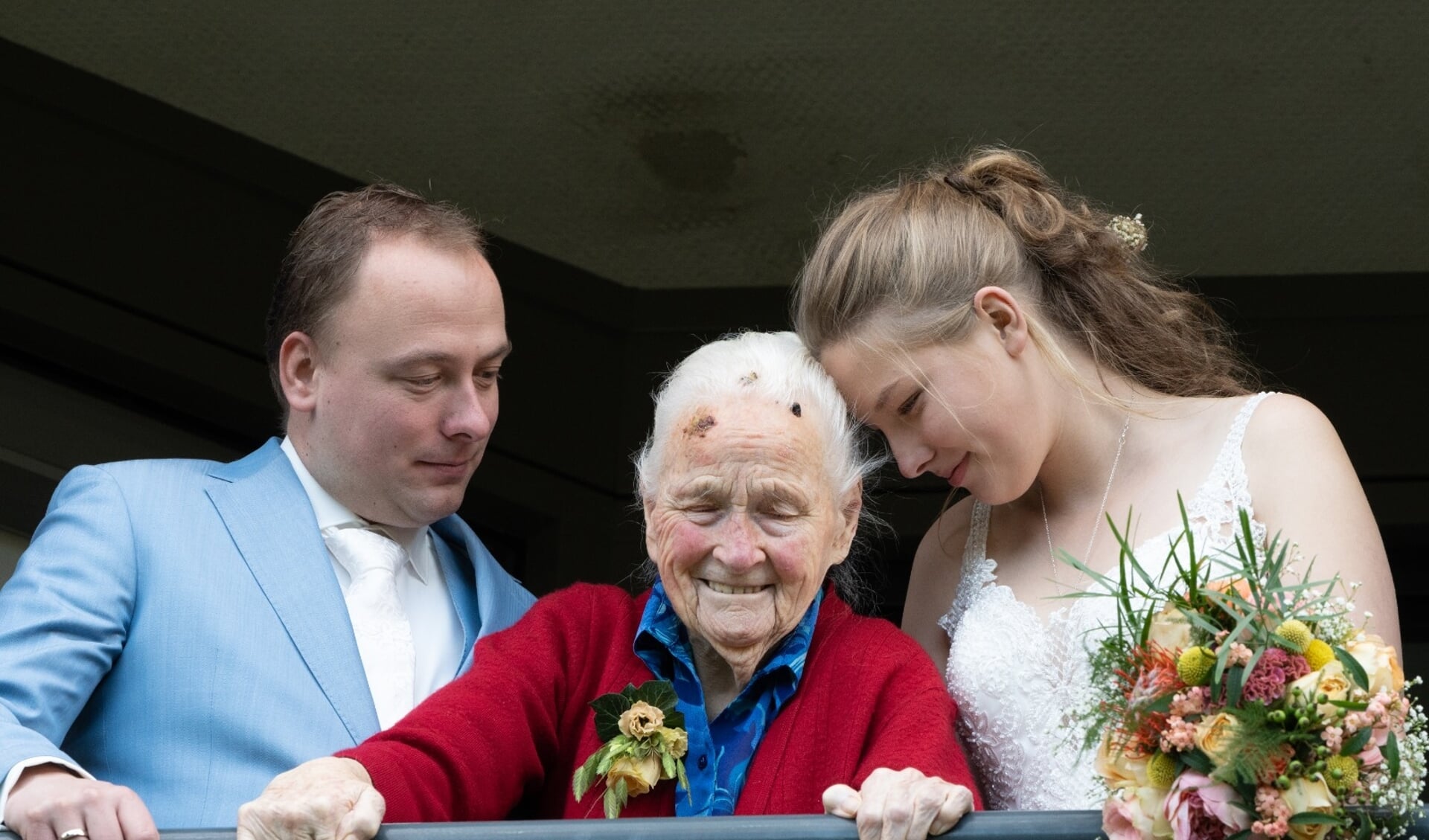 Mevrouw Klavers te midden van haar kleindochter Esmée Klavers en haar man Ruben Wikkerink. Foto: PR Careaz