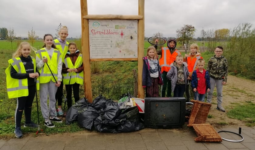 <p>Kinderen uit De Hoven maken speeltuin weer helemaal schoon</p>