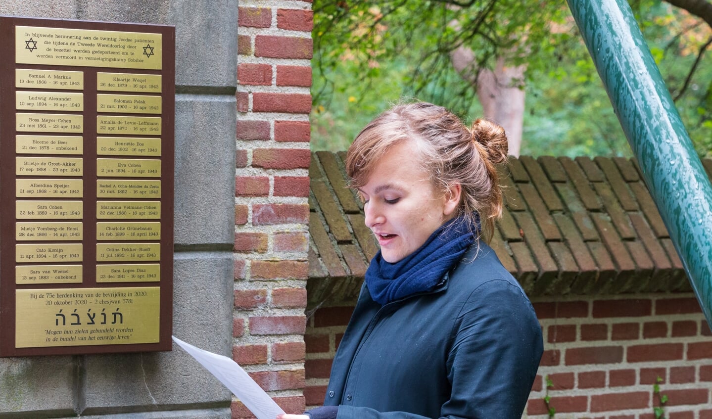 Sieteke Vandebriel, geestelijk verzorger bij GGNet, leest de namen van de 20 weggevoerden voor. Foto: Henk Derksen