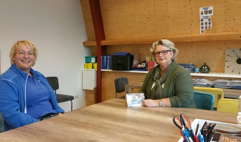 <p>Sylvia Eekelder van Buurtzorg Aalten (links) en Ria Ploos van Amstel van Perladent. Foto: Bart Kraan</p>