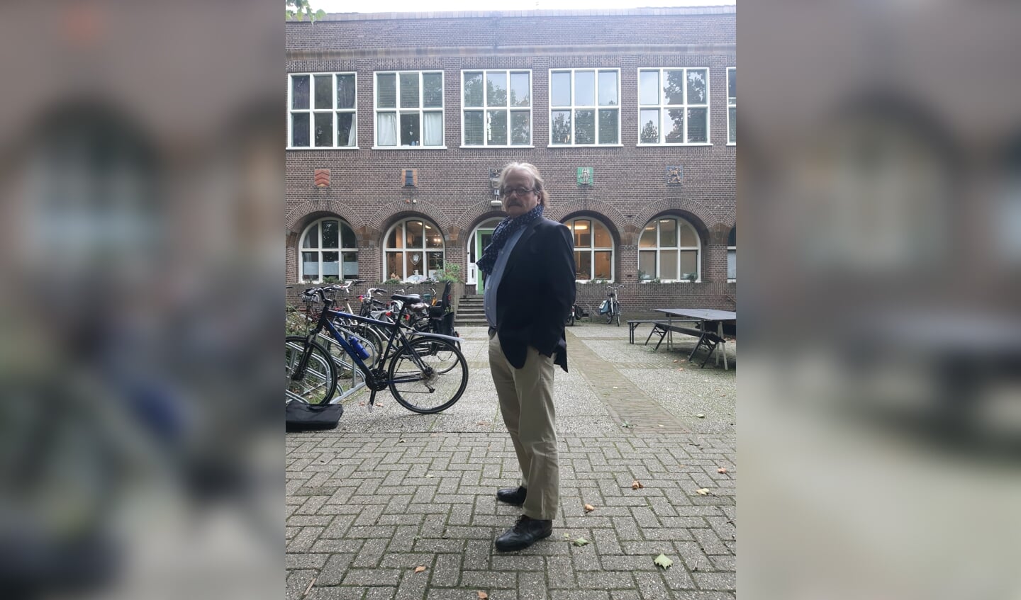 Hendrik de Bruin, voorzitter van Stichting De Oude HBS, voor de oude meisjesvakschool in Zutphen.