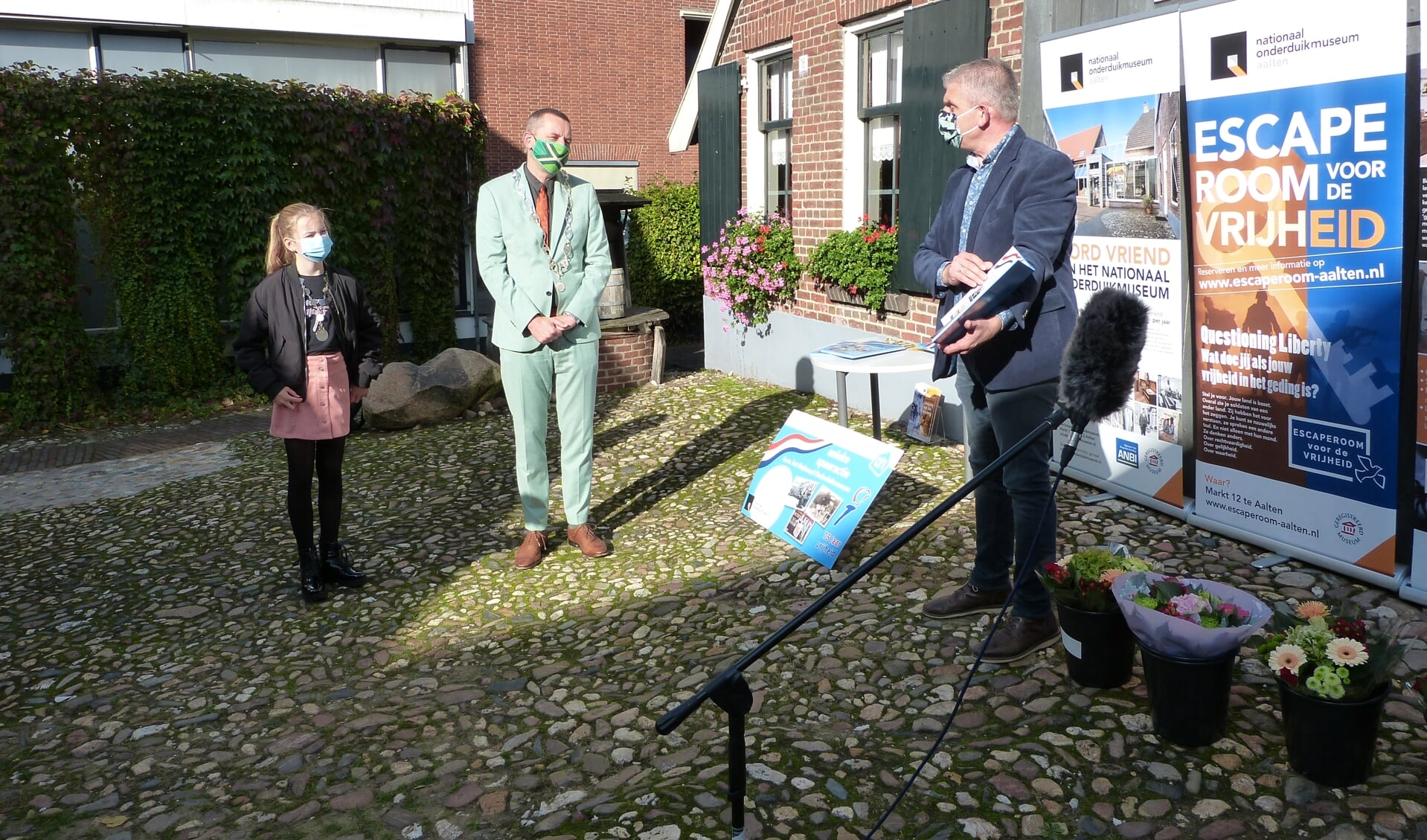 Marcel Elting toont het nieuwe plaatsjesverzamelboek aan de burgemeester en de kinderburgemeester. Foto: Bernhard Harfsterkamp