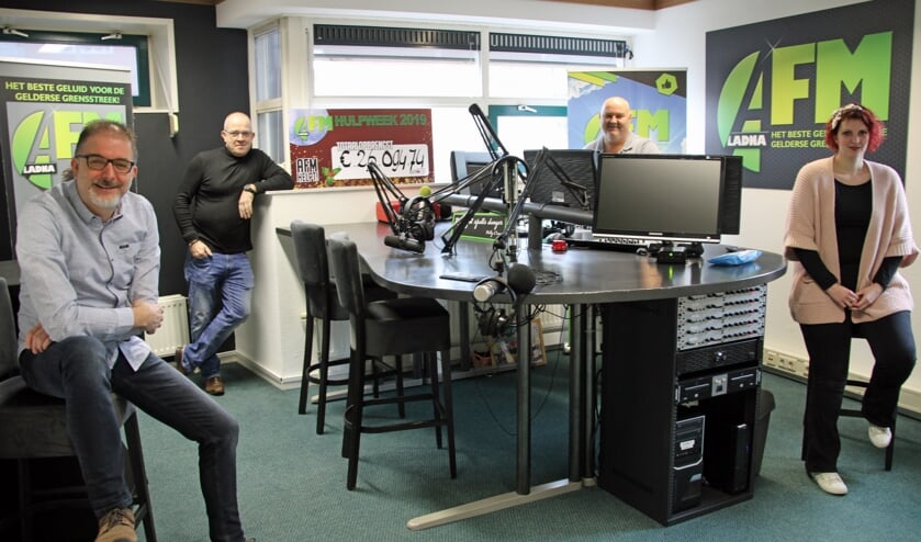 <p>Van links naar rechts Marco van Lochem, Benito Muller, William Hulzink en Esther Diepenbroek in de studio van AFM. Foto: Lydia ter Welle</p>