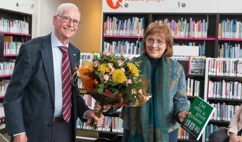 Auteur Ina Brethouwer ontvangt het boek en een boeket uit handen van Henk Mulder. Foto: Henk Derksen