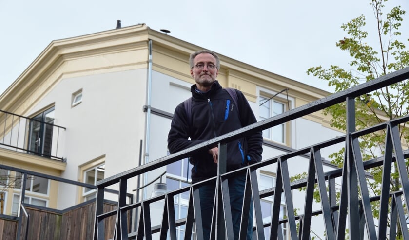 <p>Pieter Bas Kempe bij de Kattenhavenstuw, een van de bruggen waar hij een gedicht over heeft geschreven. Foto: Alize Hillebrink </p>