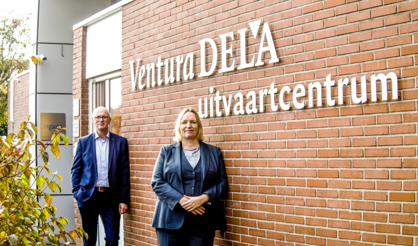 <p>Eric Moleman en Mariska Eppink voor het uitvaartcentrum in Groenlo. Foto: Erika Klein Kranenbarg/Mensenmensfotografie</p>