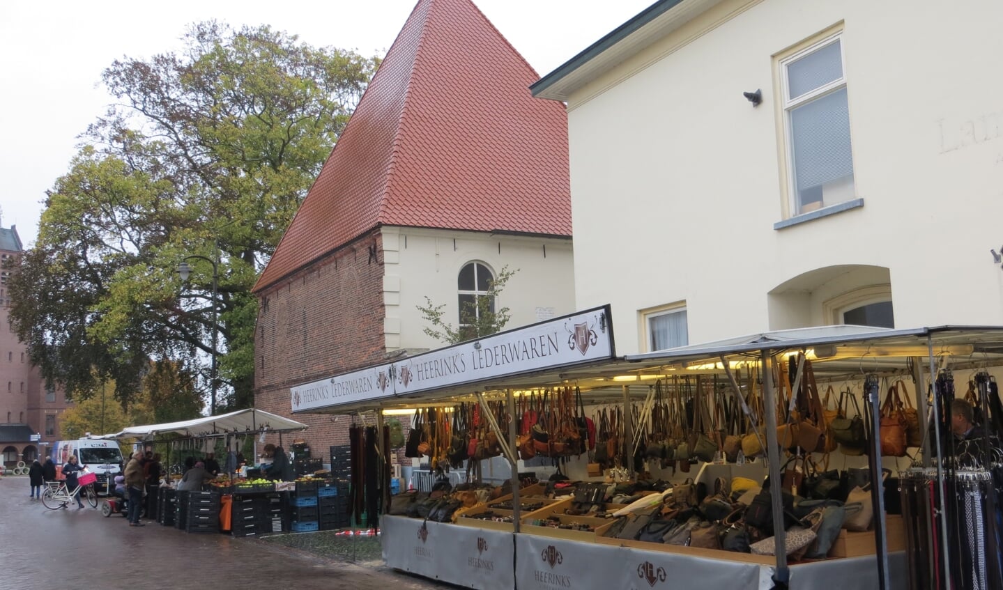 Deel warenmarkt opgesteld in Torenstraat. Foto: Bernhard Harfsterkamp