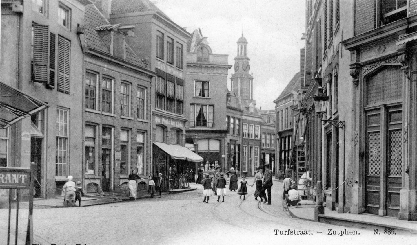 De kop van de Turfstraat anno 1901 en 1954 met geheel rechts Modehuis Geurtsen. Foto: Reidinga.nl/oudeansichten.nl