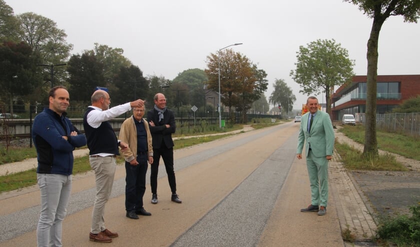 <p>Derde van links Hans Beele, bij het officiële startmoment van de aanleg van het park bij Beele Sealing Valley. Foto: Lydia ter Welle</p>