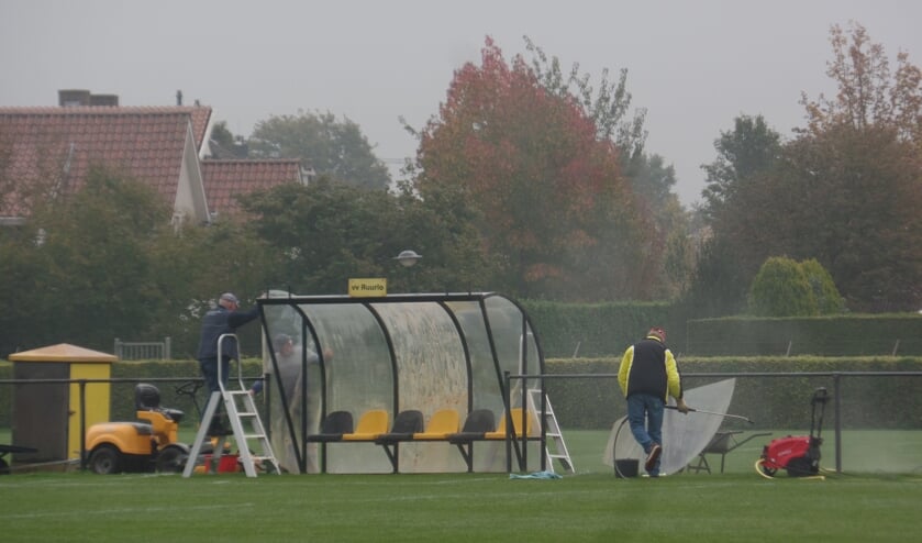 <p>Nu er geen competitiewedstrijden op sportpark 't Rikkelder worden gespeeld had de VUT-groep van vv Ruurlo alle gelegenheid om de dug-outs te reinigen. Foto: Jan Hendriksen</p>
