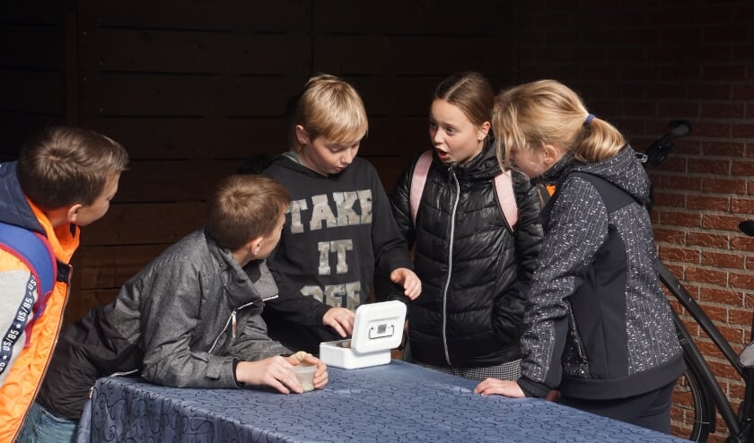 Een verantwoordelijke taak: het geld tellen en beheren. Foto: Frank Vinkenvleugel