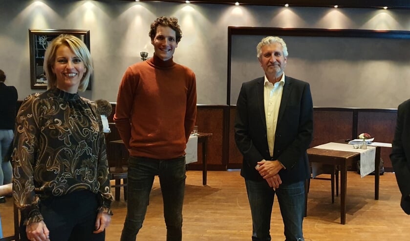 <p>Van links af Platform-voorzitter Erna Koeslag, IKB-bestuurder Tom Krajenbrink, Aanjager Bedrijfsleven Michiel Braakman en Harm ten Hoopen van Team EZ gemeente Berkelland. Foto: Rob Weeber</p>