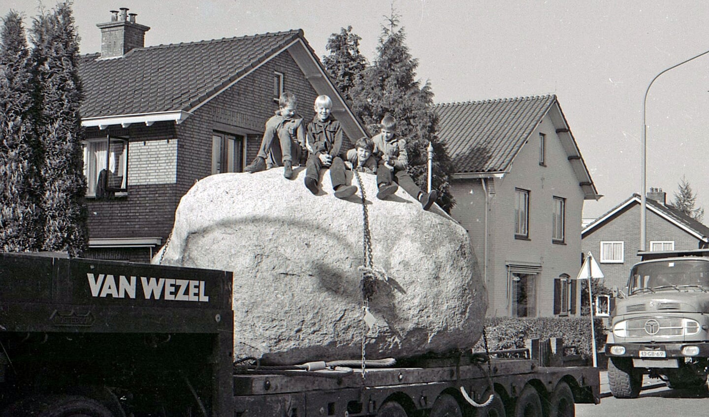 In 1984 werd de kei geplaatst door de firma van Wezel. Foto: Peter Rhebergen
