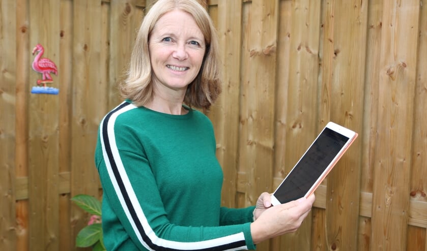 <p>Voorzitter Ingrid Stegink, met haar digitale partituur, hoopt op een geslaagde verkoop. Foto: Arjen Dieperink</p>