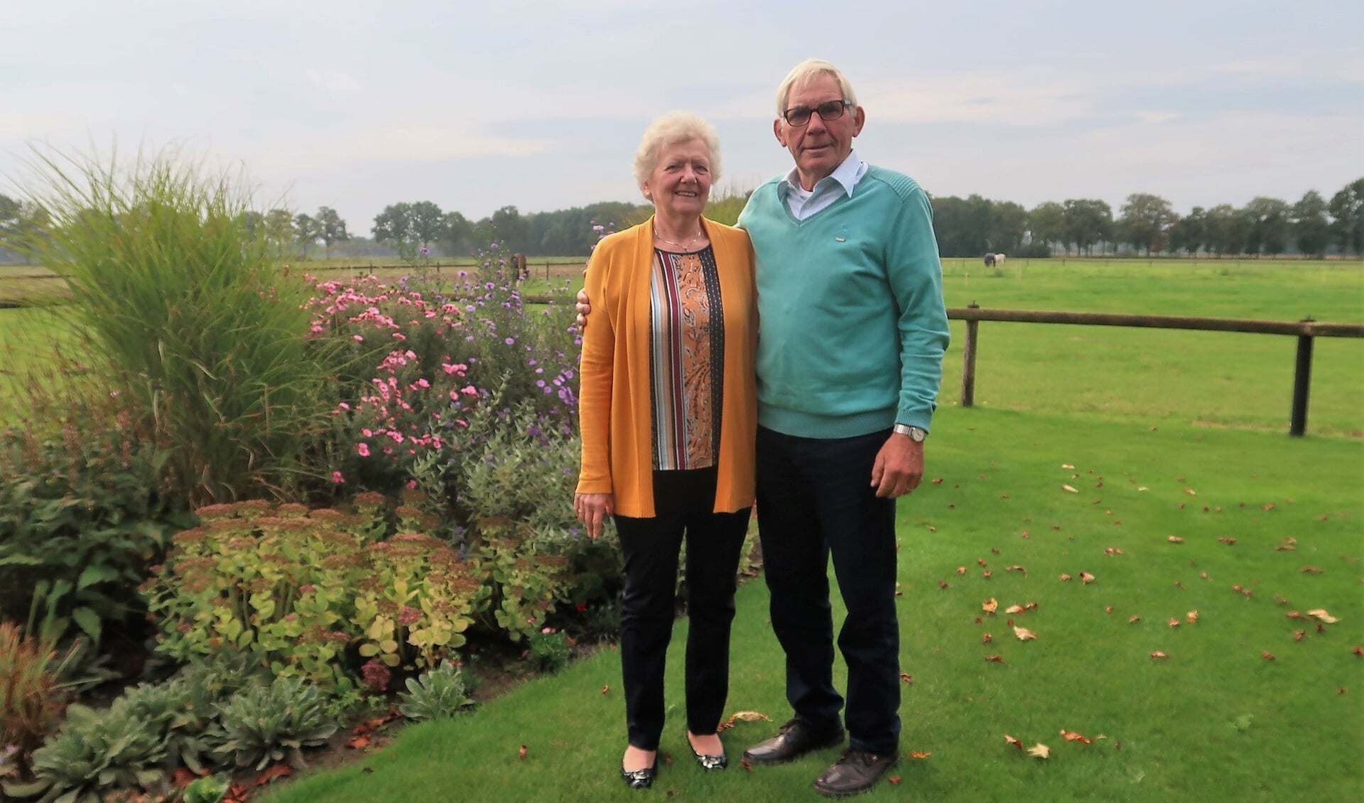 Bennie en Anneke Huirne in de tuin nabij hun huis aan de Schuurmansweg. Foto: Theo Huijskes