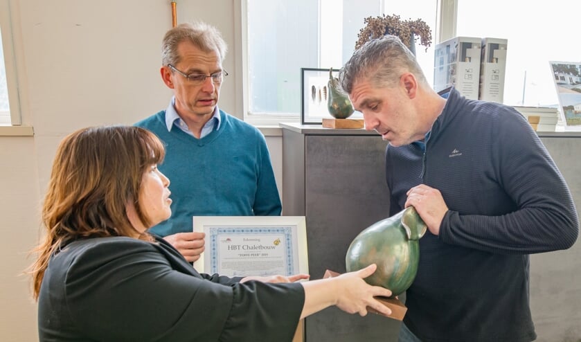 <p>Han Boterman ontving vorig jaar de Toffe Peer van wethouder Elvira Schepers. Op de achtergrond voorzitter van de Uitdaging Mark van Dam. Foto: PR</p>