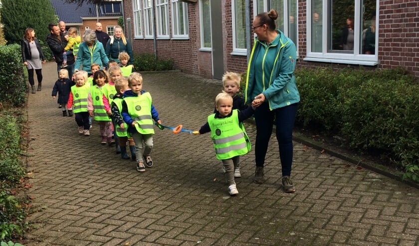 <p>Iedere dag wandelden de peuters in de buurt van het kinderdagverblijf. Foto: PR </p>