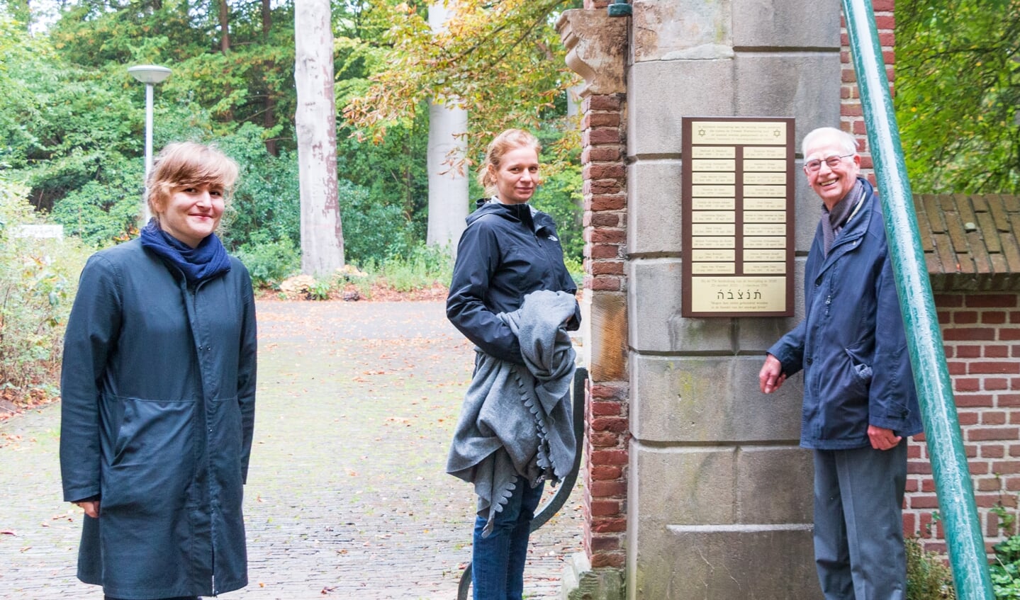 Jodie Ras, geestelijk verzorger bij GGNet, en Henk Mulder, namens het Comité Herdenkingen Tweede Wereldoorlog Warnsveld bij het monument. Links Sieteke Vandebriel. Foto: Henk Derksen