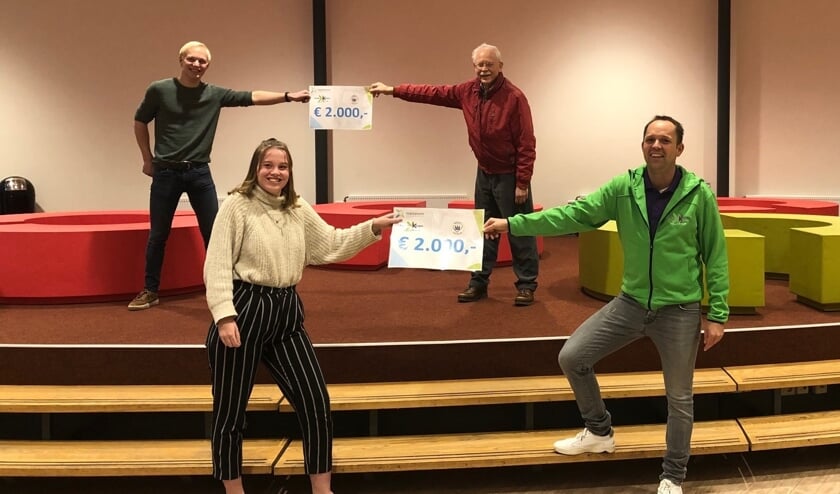 <p>Leerlingen van de Marianum-leerlingenraad overhandigen de cheques aan Pater Ton Bun (rechtsboven) en Maarten Overkemping (rechtsonder). Foto: PR</p>