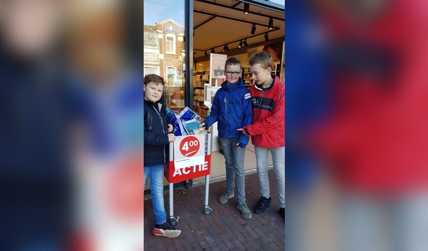 <p>Leerlingen laten boeken 'zwerven'. Foto: Melanie Lassche</p>