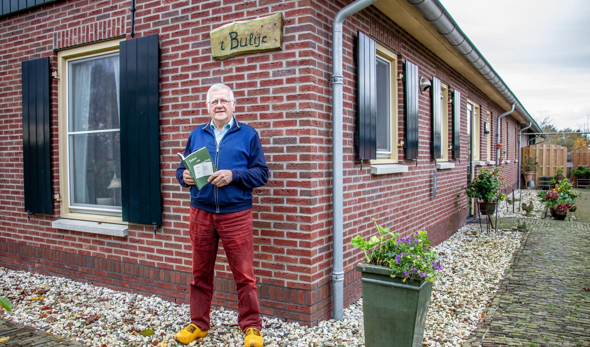 Boer Gert is trots op zijn nieuwste uitgave ‘Tekst en uutleg’. Foto: Liesbeth Spaansen