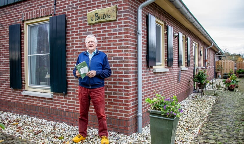 <p>Boer Gert is trots op zijn nieuwste uitgave ‘Tekst en uutleg’. Foto: Liesbeth Spaansen</p>