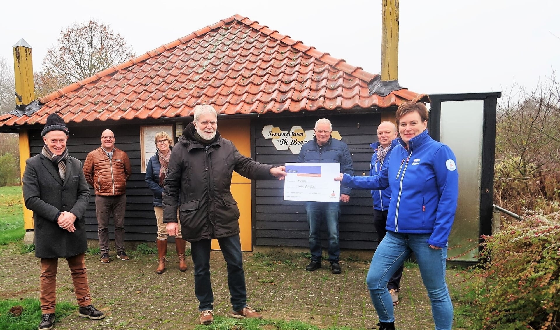 De overhandiging van de RABO-cheque aan Imkers-voorzitter Vincent Harbers. Foto: Theo Huijskes