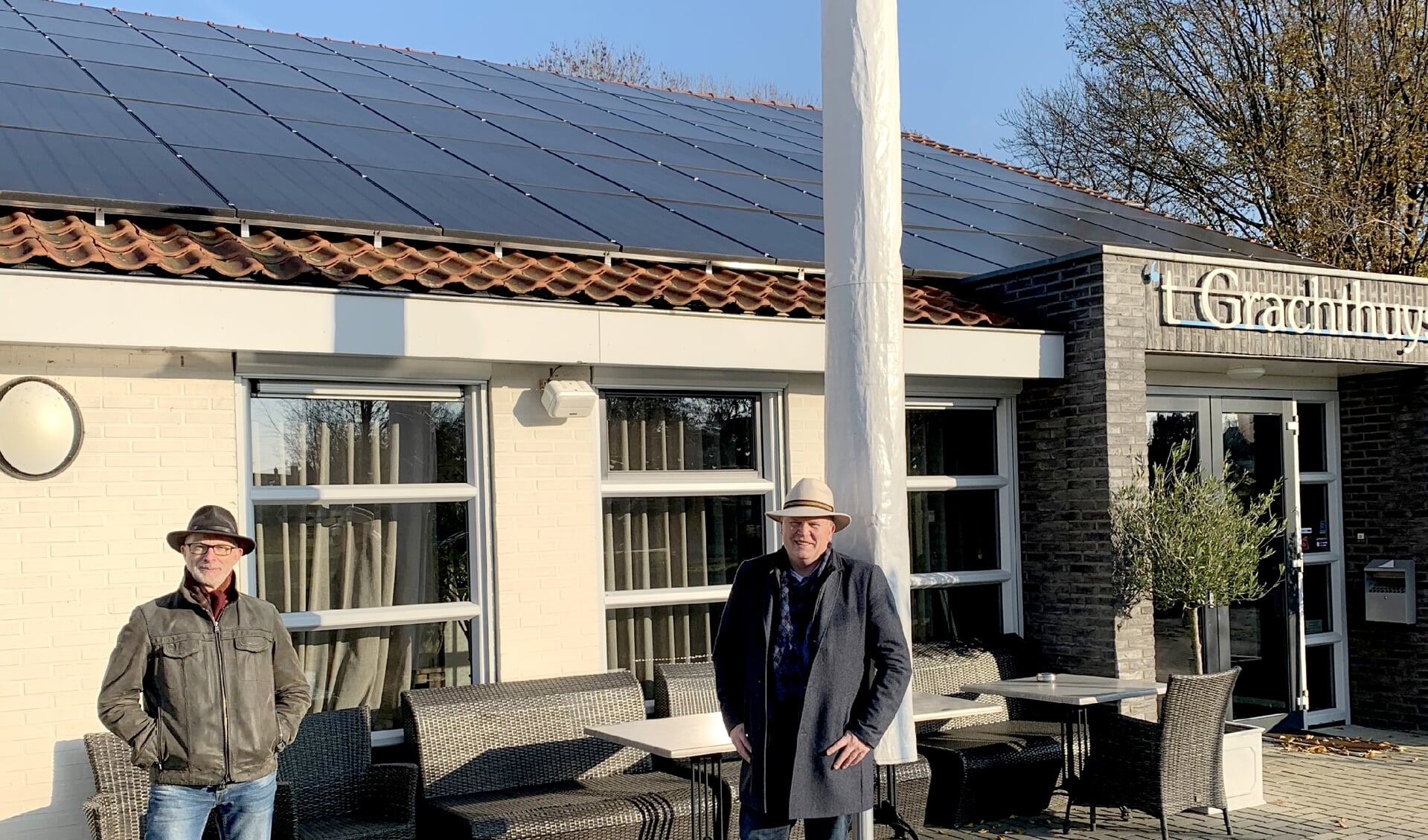 PP-fractieleden Bert Weevers en Guido Uland bij 't Grachthuys in Bredevoort, waarop 110 zonnepanelen liggen. Foto: PR