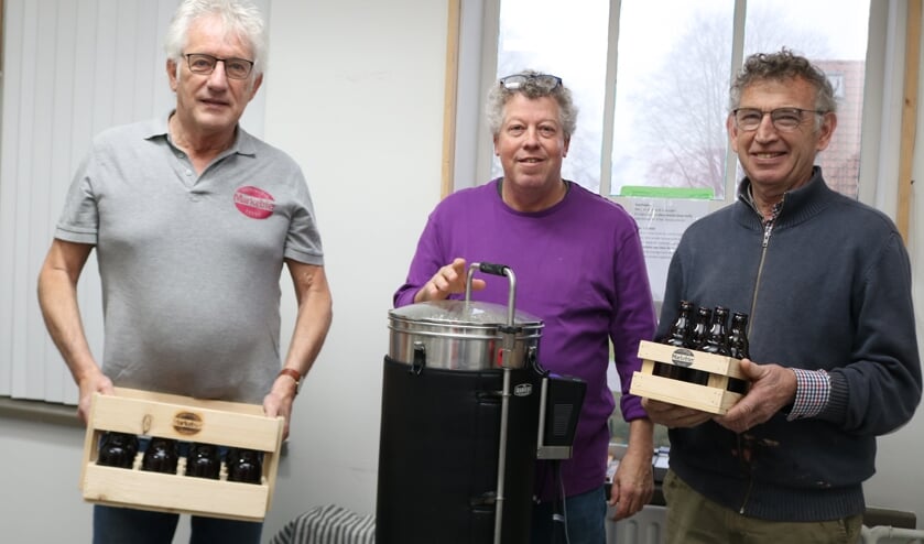 <p>Drie van de negen brouwers. Vlnr Andre van Oene, Koos Kemperman (bij de brouwketel) en Berend Ebbink. Foto: Arjen Dieperink</p>