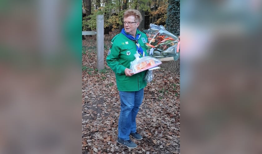 <p>Op een mooi en feestelijk afscheid moet Reinie van den Vlekkert nog even wachten, maar ze werd wel alvast in de bloemetjes gezet. Foto: P.B. Scheele</p>