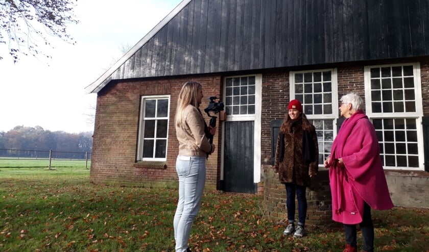 Roosmarijn ten Hoopen en Carla Aalberts worden geïnterviewd door Marleen Hoftijzer. Foto: PR