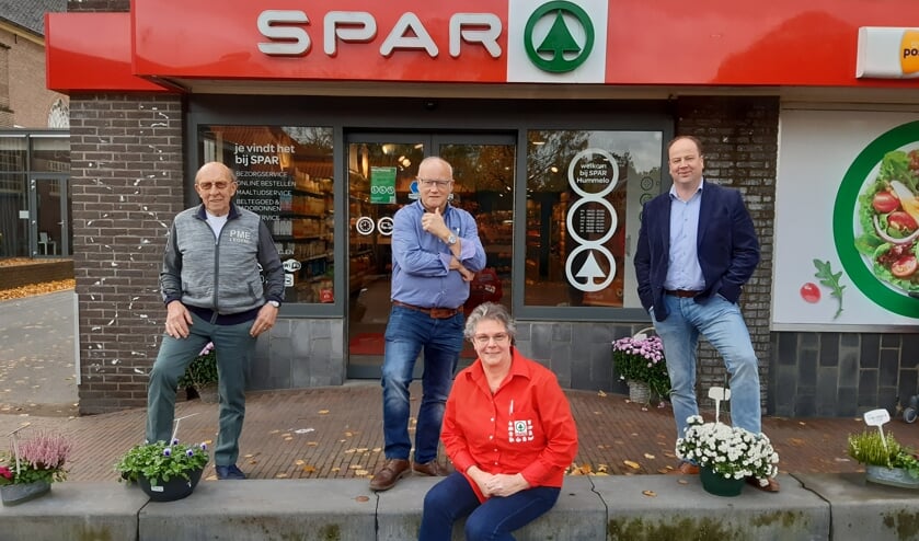 <p>Thea Nas viert deze week haar 40-jarig jubileum bij de Hummelose supermarkt. Achter haar de drie supermarkteigenaren die ze in 40 jaar meemaakte. Van links naar rechts: Dick Garretsen, Frans Janssen en de huidige eigenaar Emiel van Duuren. Foto: Ceciel Bremer</p>