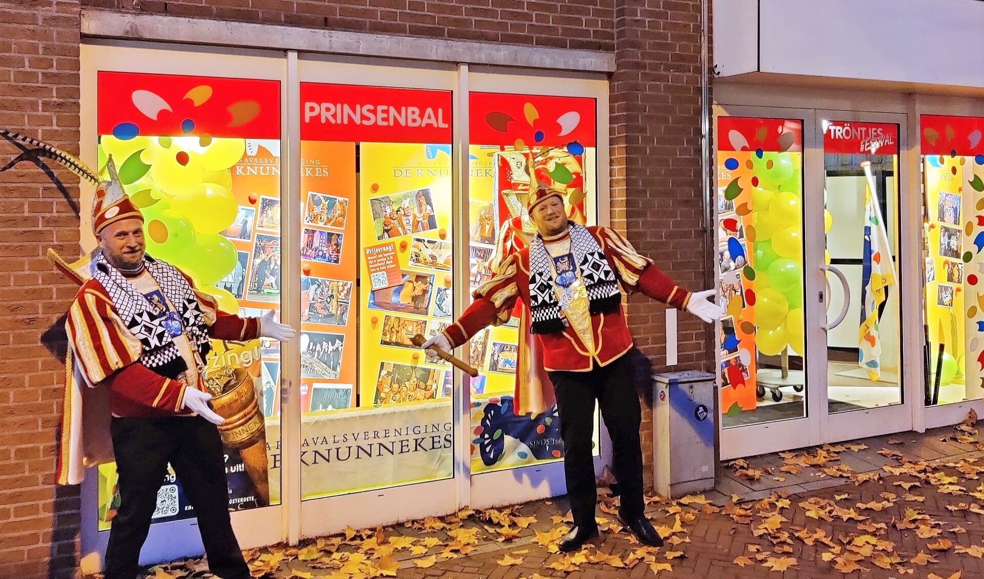 Prins Edwin II (rechts) en adjudant Robby bij de carnavalsetalages. Foto: PR